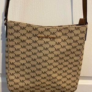 Michael Kors Jet Set Travel Crossbody Bag with Elegant Logo Design